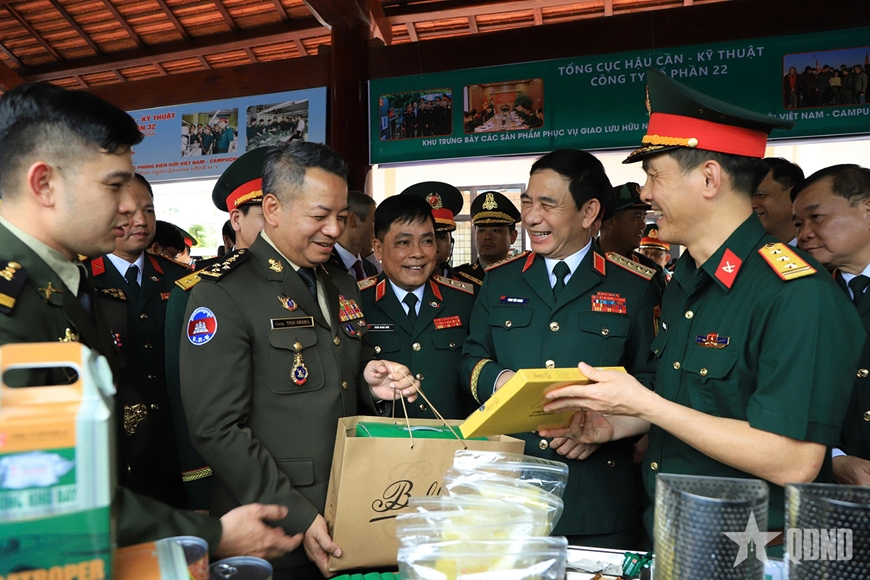 Vietnamese military products capture attention at Vietnam - Cambodia exchange